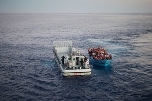 從非洲北部試圖通過地中海前往歐洲的一船人在海上獲救。（圖源：聯合國難民署）