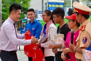 祥源公司副董事長黃敬樺給民眾贈送禮物。