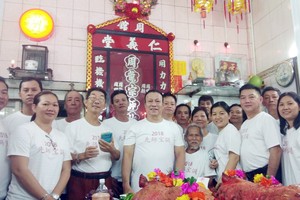 仁義堂一眾師徒拜祭關帝。