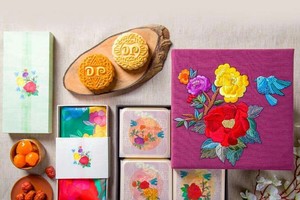 大發月餅禮盒以牡丹花為主，牡丹花象徵著富貴榮華，還有一隻青鳥象徵著幸福快樂。