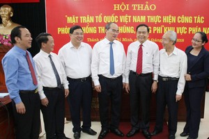 與會代表在研討會間隙交流心得。（圖源：國英）