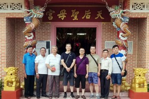 代表團與頭頓崇正天后宮理事合影。