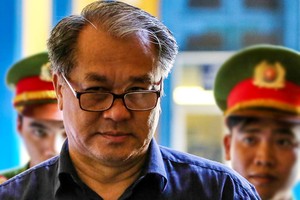 法官宣判前片刻的被告人范功名。（圖源：成阮）