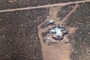 日前，美國新墨西哥州警方在協助搜尋佐治亞州一名3歲幼童的行動中，於偏遠沙漠區救出了11名1至15歲的兒童。（圖源：AP）