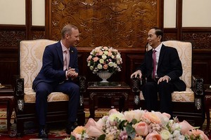 國家主席陳大光（右）接見英國大使加雷思‧沃德。（圖源：VOV）