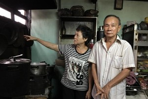 孔濟河夫婦指著不確保消防安全的使用燒柴的廚房。