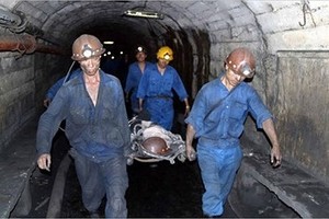 受害者獲救並送出礦場外進行救治。（示意圖源：生活與法律報）