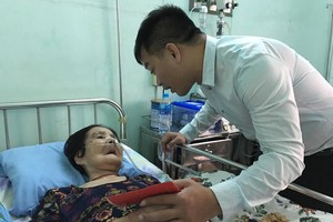 萬盛發集團代表麒麟親切慰問林菊大娘。