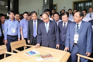 政府總理阮春福與各代表參觀木傢具展。（圖源：光孝）