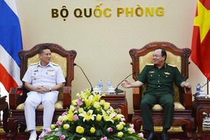 越南人民軍副總參謀長范玉明上將（右）接見泰國皇家海軍水達局局長、韋奈‧曼納帕海軍上將。（圖源：芳玲）