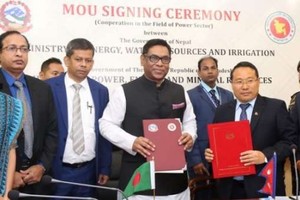 尼泊爾能源、水資源與灌溉部部長巴爾沙‧曼‧普恩，孟加拉國電力、能源與礦產資源部國務部長哈米德簽署了上述備忘錄。（圖源：互聯網）