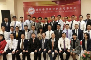 與會者與中國駐胡志明市總領事吳駿合影。