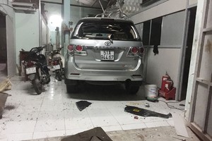 店鋪裡停放的汽車和摩托車深夜遭歹徒砸破門鎖入室搗毀。（圖源：受害者提供）