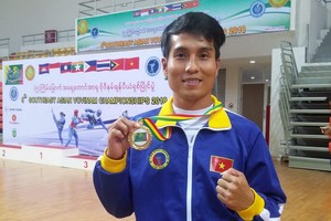 華人運動員林東旺炫耀冠軍金牌。