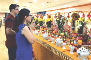 善信在草堂禪寺內超度先人。