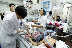 某醫院急救室在為一名重症病童進行搶救。（圖源：楊玉）