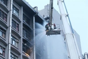 消防隊採用雲梯車協助灑水，撲滅火勢。（圖源：互聯網）