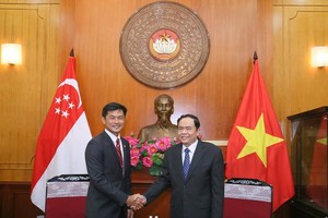 越南祖國陣線中央委員會主席陳清敏接見新加坡人民協會執行理事長德斯蒙德‧坦恩。（圖源：光榮）