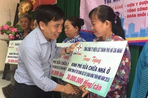 市電力總公司代表向芹耶縣盛安鄉貧困戶頒贈房屋修建輔助費。（圖源：光貴）