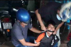 涉嫌殺害一家３口嫌犯阮登科潛逃1天後被刑警逮捕歸案。（圖源：VOV）