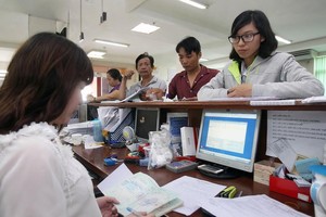 勞工在市社保機關辦理社保手續。