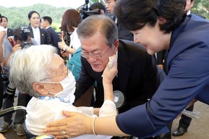 韓國總統文在寅14日偕夫人金正淑，一同出席於忠清南道天安市舉行的慰安婦紀念活動。（圖源：視覺中國）