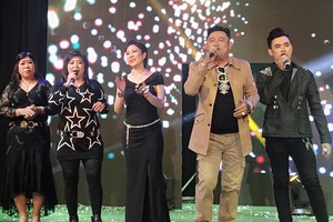 蔡榮（右二）將與各歌友攜手演出。