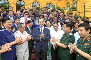 國家主席陳大光與海警力量模範幹部交流。（圖源：越通社）