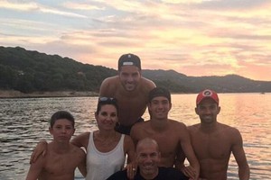 享受家庭生活，齊達內一家在法國泛舟。