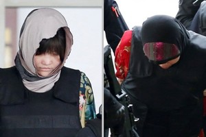涉嫌朝鲜公民金哲（Kim Chol）被杀案的兩名女被告段氏香（左）及艾莎（右）被押解上庭。（圖源：路透社）