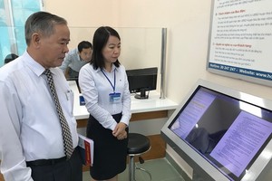 芽皮縣人委會主席阮文流檢查“芽皮在線”軟件。（圖源：青海）