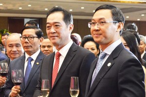 陳福英副廳長（右）歡迎吳駿總總領事到本市履任。