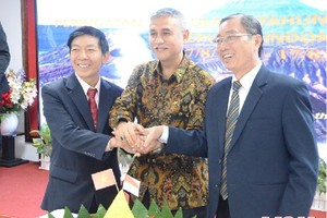 印尼駐本市總領事Hanof Salim（中）同與會代表在印尼傳統黃薑飯塔前合照祝賀節日。