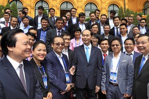 國家主席陳大光與各代表交流。（圖源：顏創）