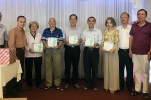 各貴賓向幸運校友頒獎。