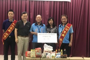 本報工會副主席陳月寶 (右二)代表接領禮物。