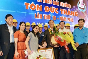 親友祝賀福門電力公司職員杜進忠。