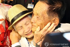 韓方92歲高齡的老母親（左）與在朝兒子相認後緊緊擁抱在一起。