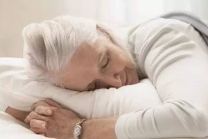 長者摟個抱枕睡得香。（示意圖源：互聯網）