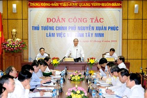 政府總理阮春福（中）在會議上致詞。（圖源：光孝）