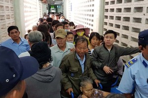 到大水鑊醫院診治的病人幾乎水洩不通。