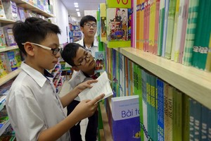 學生在選購教科書。（圖源：陶玉石）