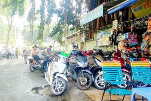 鄧泰申街人行道被霸佔作為存車處，步行者只好在馬路上行走。