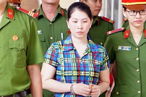 聽判刑後的被告人杭氏紅艷被法警押出法院送往看守所。