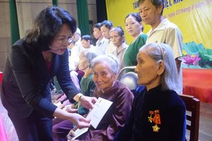 國家副主席鄧氏玉盛向廣義省優撫家庭與貧困戶贈送禮。（圖源：人民報）