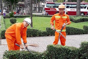 郭文雄（左）與隊友照料綠樹。