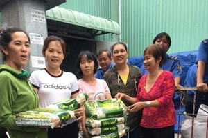 各商販向貧困戶派發大米。