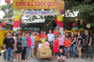 慈念外語中心師生在玉光精舍前合照。