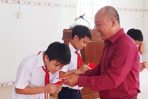 鄭成龍理事長向學生派發禮物。