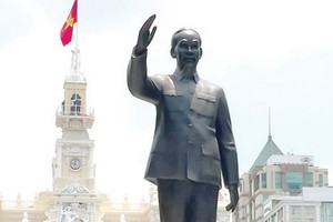 胡志明主席塑像。